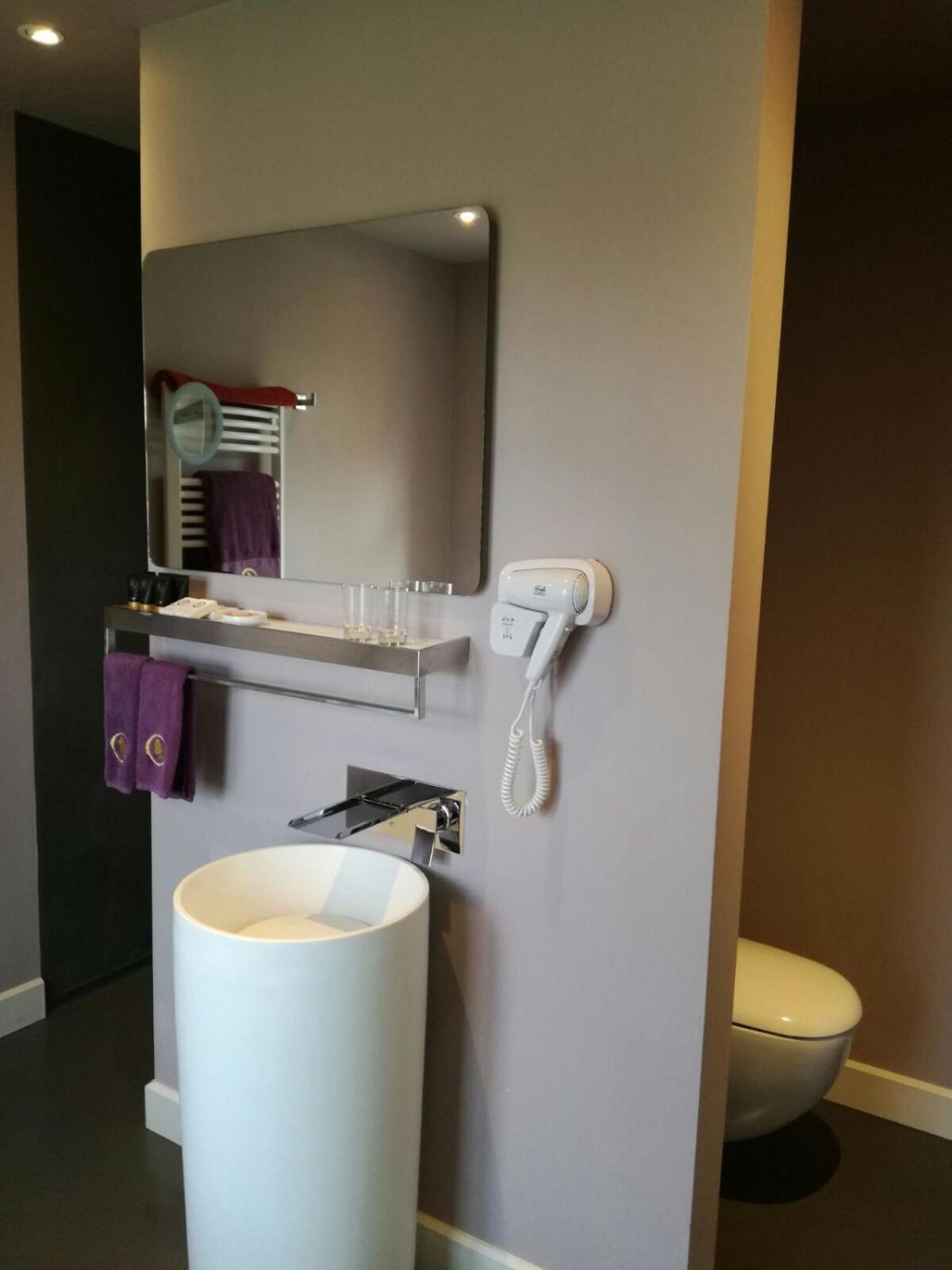 B&B Saint-Georges -Located In The City Centre Of Bruges- Dış mekan fotoğraf A hair dryer mounted on a wall