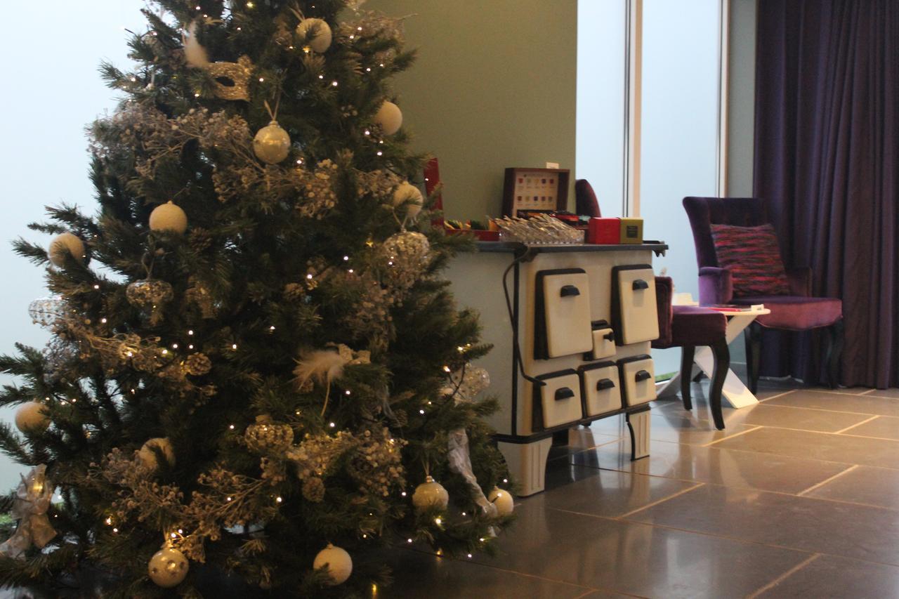 B&B Saint-Georges -Located In The City Centre Of Bruges- Dış mekan fotoğraf Christmas tree at the reception desk of the hotel